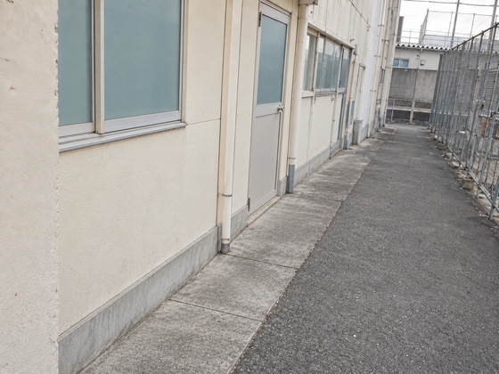 「【全裸強○・公開自慰】狭いキャンパスの絶対服従。見覚えのある顔に晒され続ける地獄の10分間」(CFNMアーカイブ)